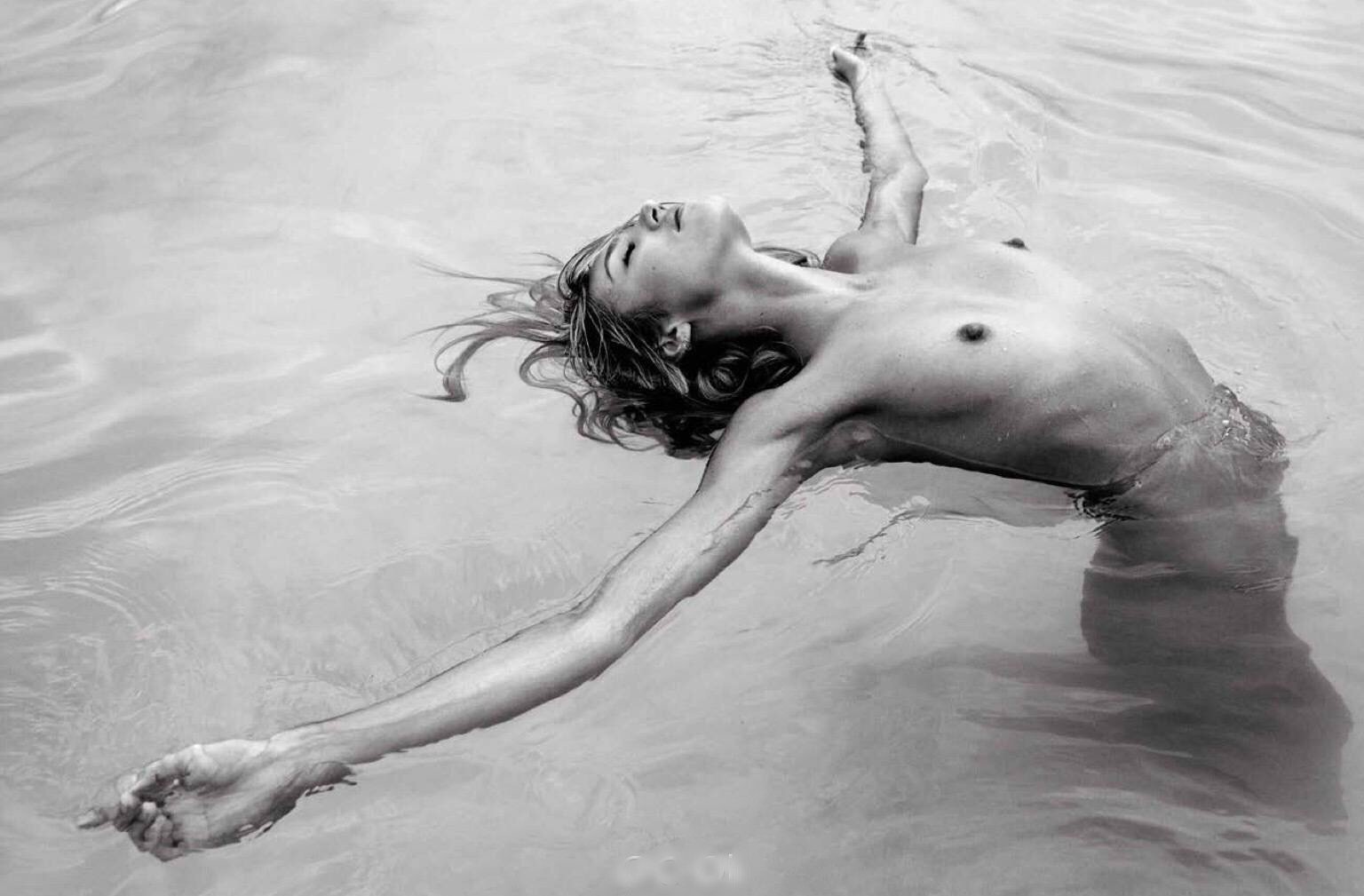 Кэндис Свейнпол в откровенном фотосете для Vogue Spain