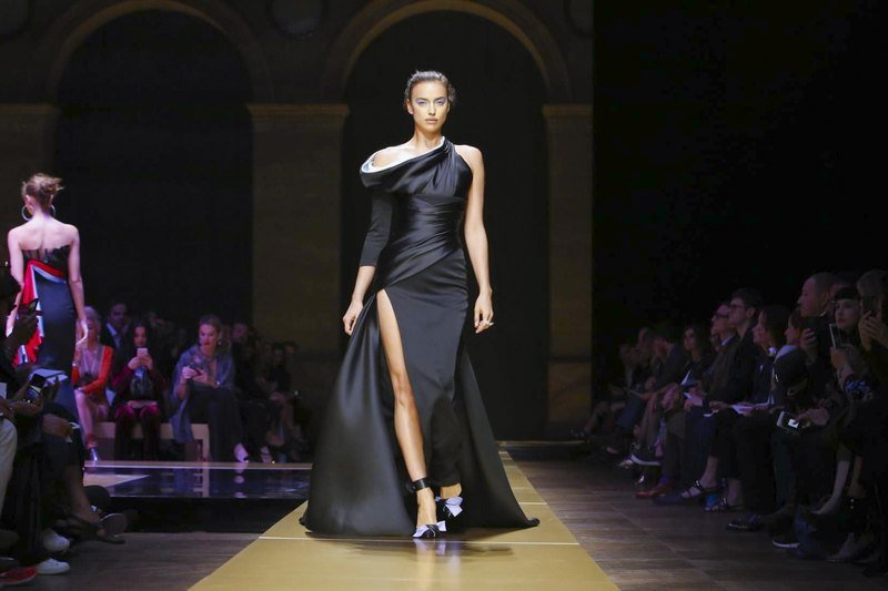 Ирина Шейк выбирает черные наряды для Недели высокой моды в Париже