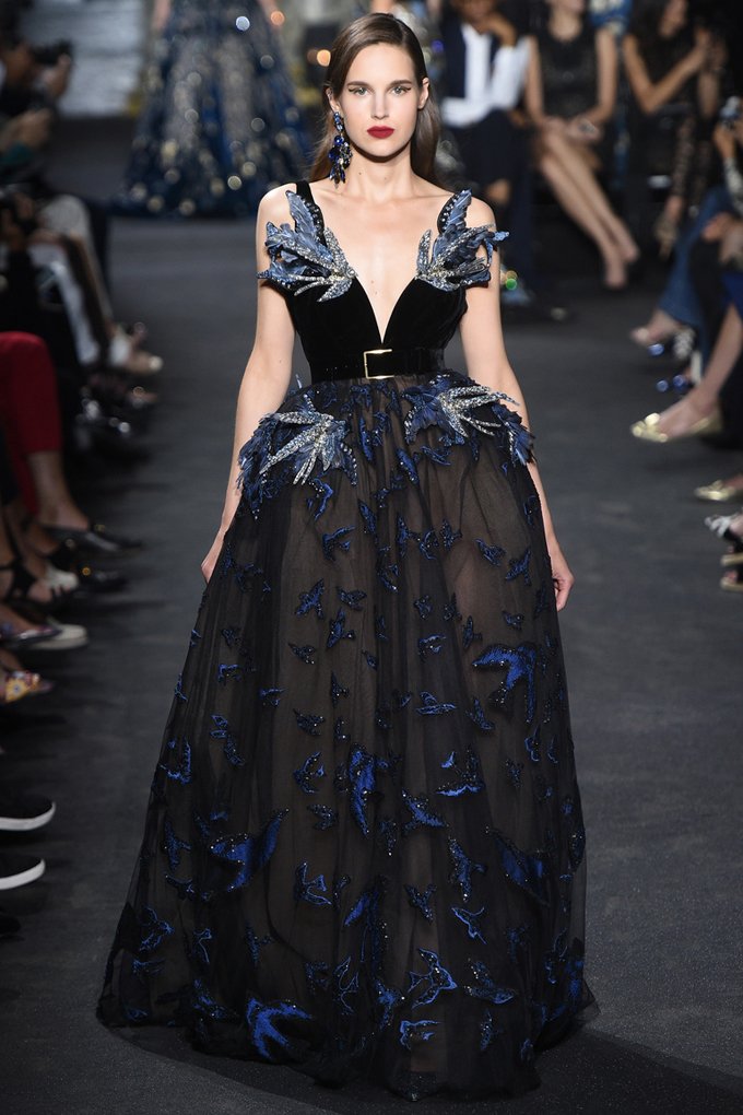 Показ роскошных платьев от Elie Saab на Неделе моды в Париже