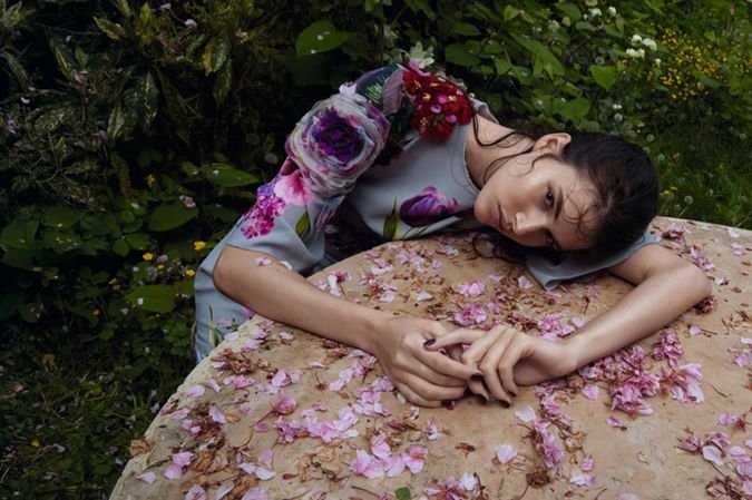 Ванесса Муди в цветочной фотосессии на страницах Vogue China
