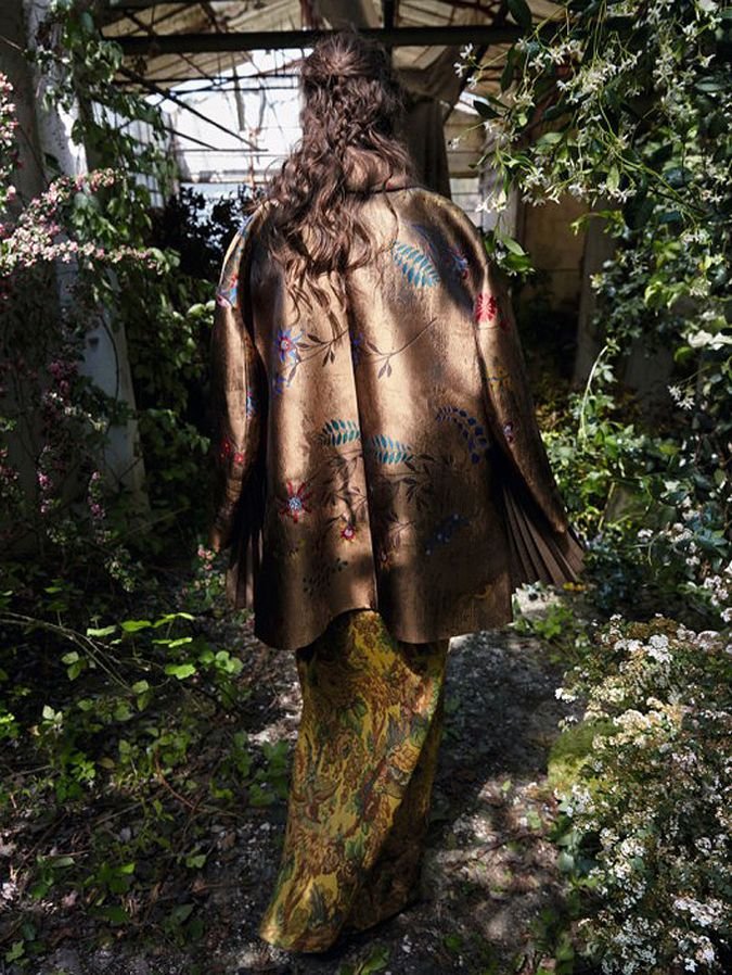 Ванесса Муди в цветочной фотосессии на страницах Vogue China