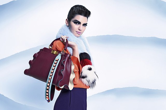 Кендалл Дженнер рекламирует сумки от Fendi