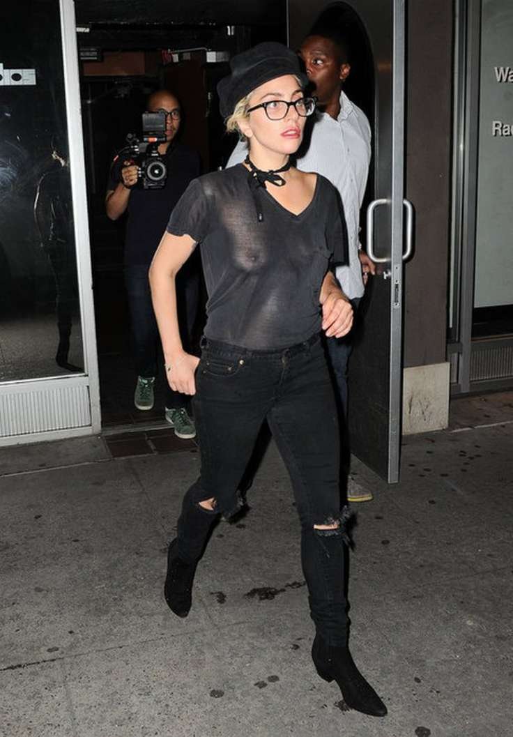 Расставшись с женихом, Леди Гага обнажила грудь перед папарацци