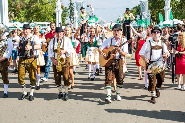 Евгений Хавтан и братья Кристовские зажгли на фестивале пива и немецких традиций Das Fest