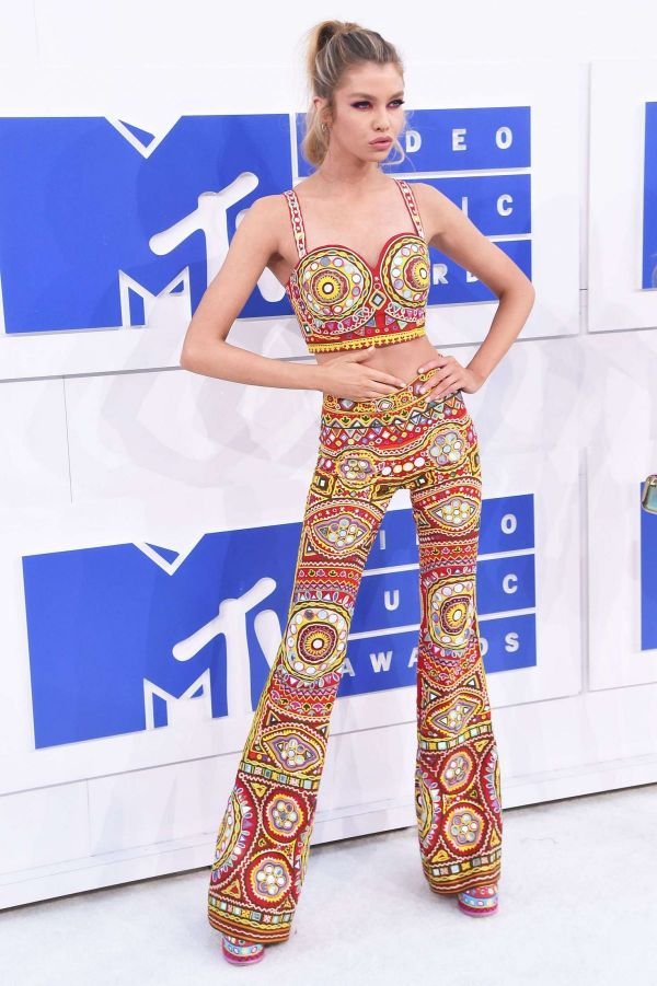 Стелла Максвелл выбрала для MTV VMA 2016 костюм-двойку