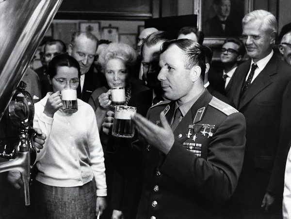 Годовщину своего полета космонавты Волков и Могенсен отметили на пивоварне Carlsberg
