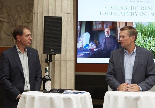 Годовщину своего полета космонавты Волков и Могенсен отметили на пивоварне Carlsberg