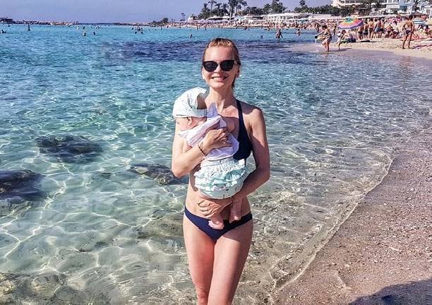 Елена Кулецкая выложила новое пляжное фото с дочкой