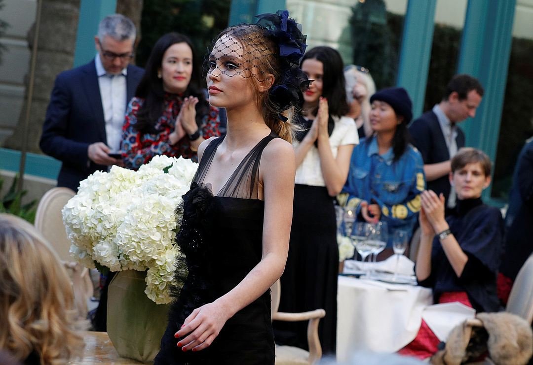 Лили-Роуз Депп впервые вышла на подиум показа Chanel