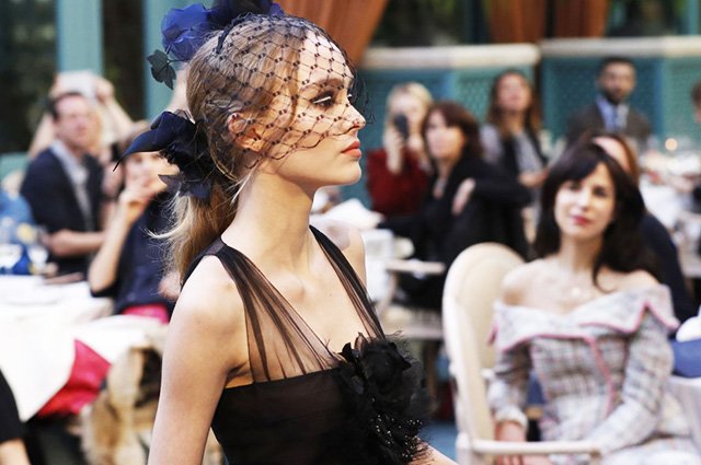 Лили-Роуз Депп впервые вышла на подиум показа Chanel