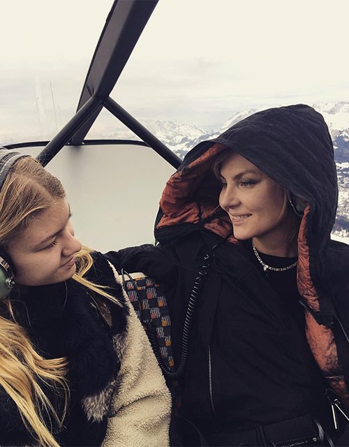Рената Литвинова с дочерью отмечает 50-летие в горах
