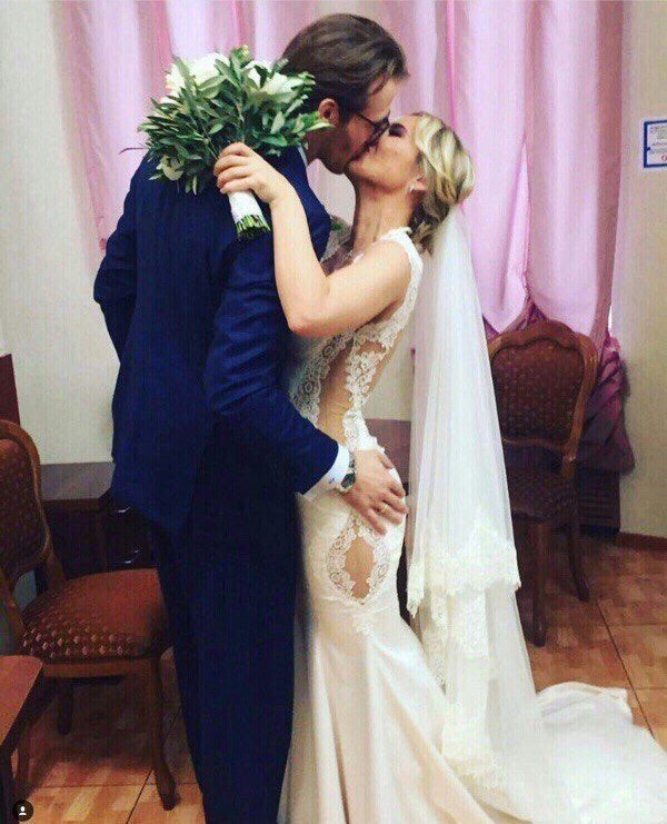 В сети впервые появилось пикантное фото со свадьбы Пелагеи и Ивана Телегина