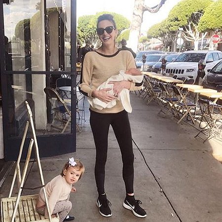 Арми Хаммер впервые выложил в Instagram фото новорождённого сына