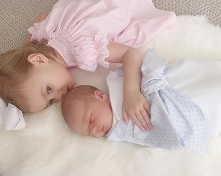 Арми Хаммер впервые выложил в Instagram фото новорождённого сына