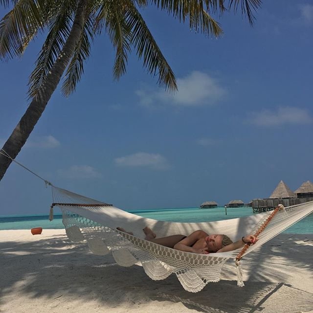 Беременная Полина Гагарина показала роскошное пляжное фото