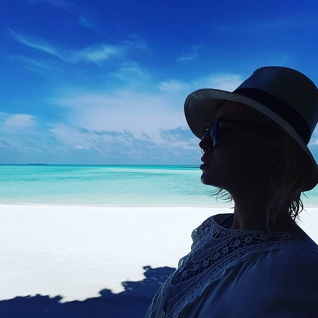 Беременная Полина Гагарина показала роскошное пляжное фото