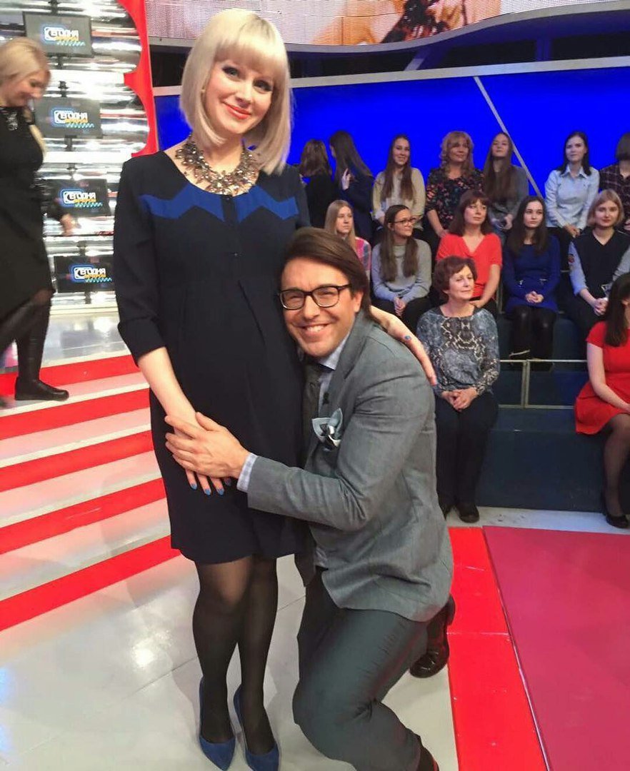 Беременная певица Натали показала необычное фото в компании Андрея Малахова