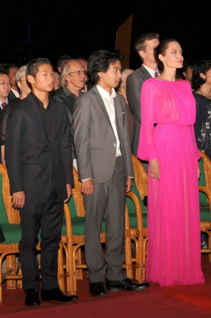Анджелина Джоли помолодела и очаровала публику ярко-розовым нарядом