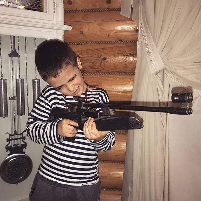 Алена Водонаева выложила фото сына с ружьём