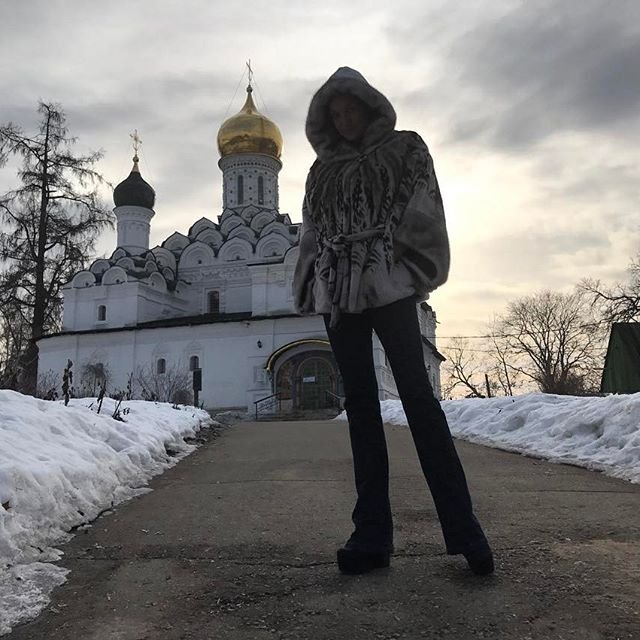 Анастасия Волочкова попала под шквал критики за наряд, выбранный ею для посещения храма