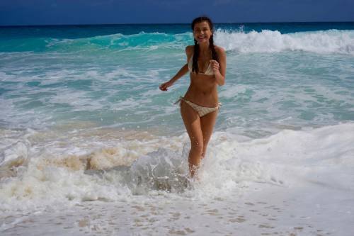 Елена Темникова выложила в сеть пляжные фото с отдыха