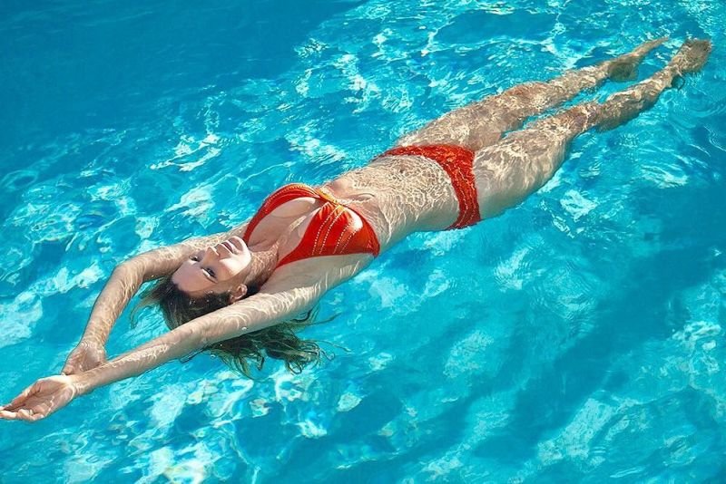 Фотосессия Кати Жарковой в купальнике произвела фурор заграницей