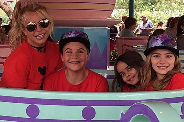 Бритни Спирс выложила в сеть снимки с детьми из парка развлечений
