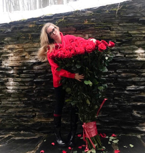 Ника Белоцерковская получила букет цветов в человеческий рост