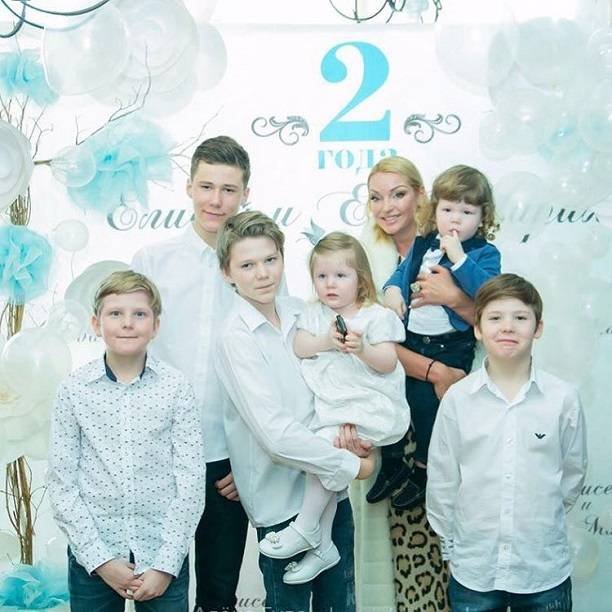 После разговоров о беременности Анастасия Волочкова опубликовала фото мужчины