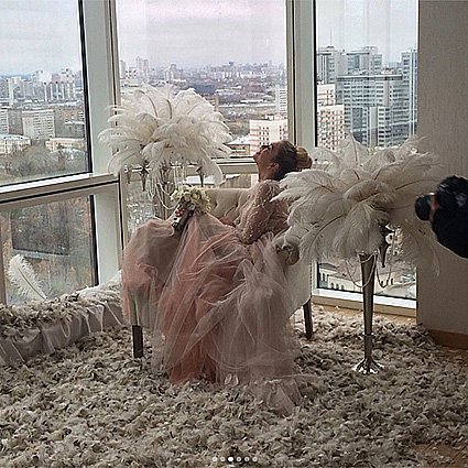 Вера Брежнева выложила в сеть фееричные фото в свадебных платьях