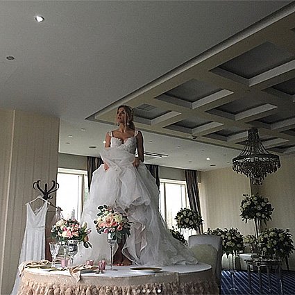 Вера Брежнева выложила в сеть фееричные фото в свадебных платьях