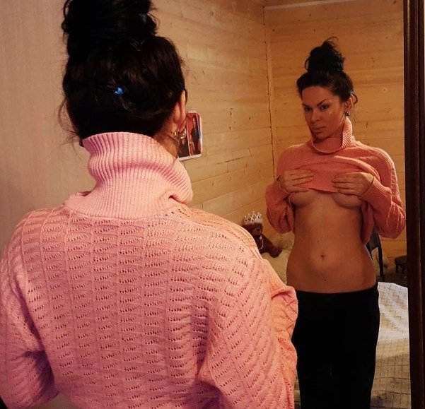 Виктория Карасева, показав грудь, пропала из Инстаграм