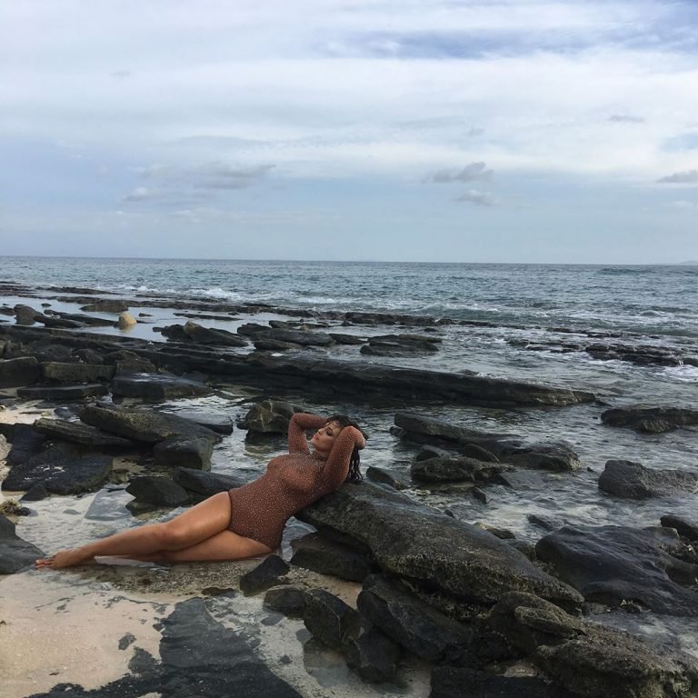 Во время пляжного фотосета купальник некрасиво врезался в жиры Эшли Грэм