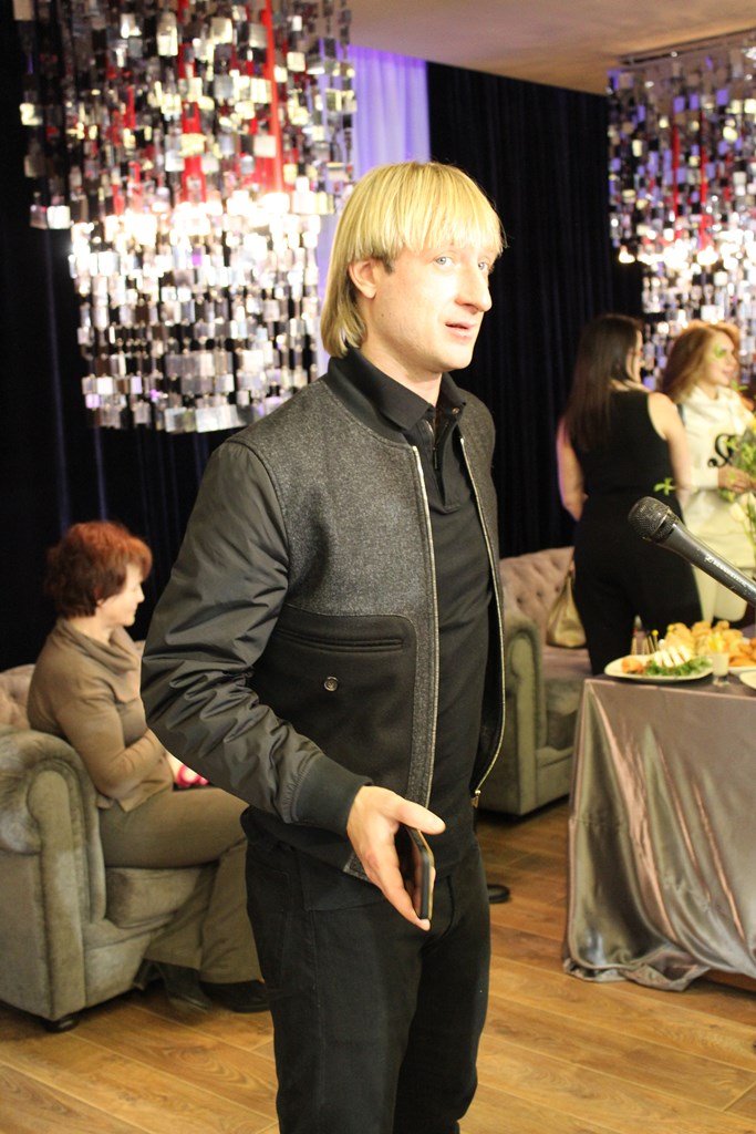 Младший сын Евгения Плющенко стал главной звездой на открытии Академии фигурного катания