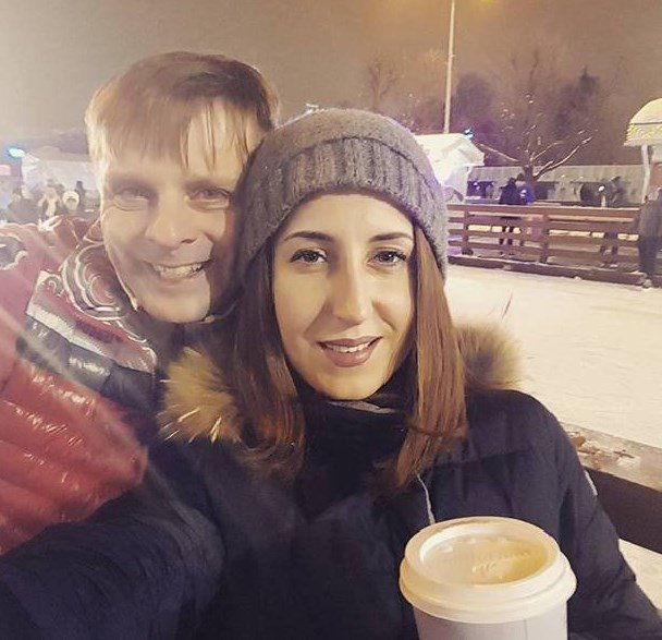 Женатый Александр Носик без стеснения обнимается с любовницей на людях