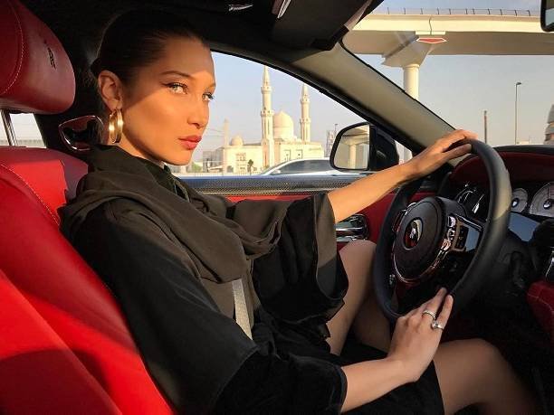 Белла Хадид показала роскошную фигуру на отдыхе в Дубаи