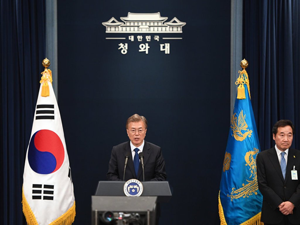 Жительницы Южной Кореи сходят с ума по телохранителю нового президента