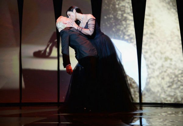 Моника Белуччи поразила страстным поцелуем на открытии Каннского кинофестиваля