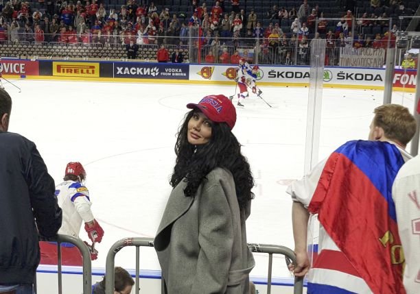 Елена Галицына поддержала своей красотой и задором сборную России на ЧМ по хоккею