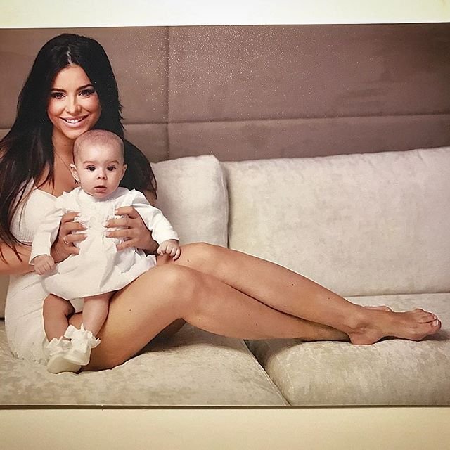 Ани Лорак удивила поклонников снимком с новорожденной дочкой