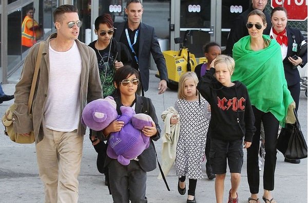 Дети Анджелины Джоли и Брэда Питта отправились за покупками одни