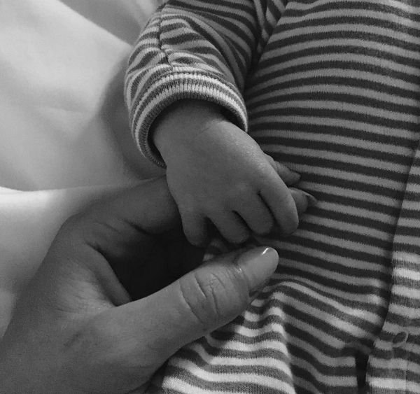 Рози Хантингтон-Уайтли опубликовала первую фотографию новорожденного малыша