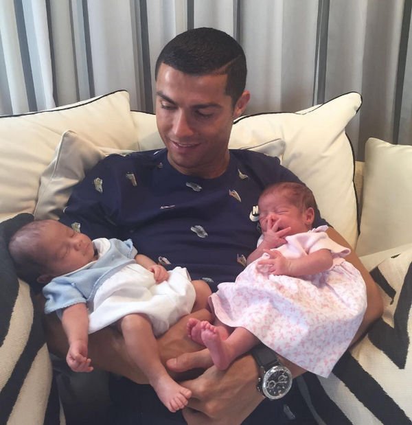 Криштиану Роналду разместил снимок новорожденных близнецов