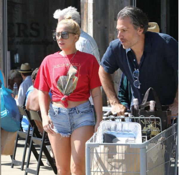 Леди Гага всем на зло надела микро-шорты