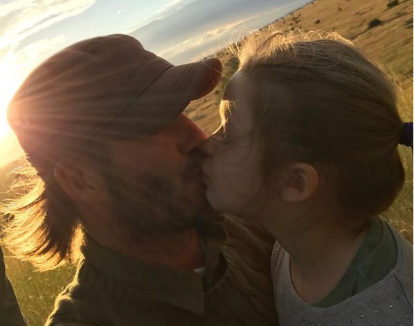 Дэвид Бекхэм не видит ничего плохого в поцелуе в губы с дочерью