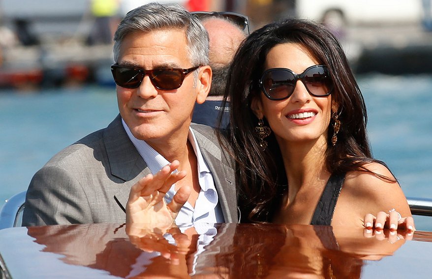 Джордж Клуни и его супруга впервые были замечены с новорожденными детьми