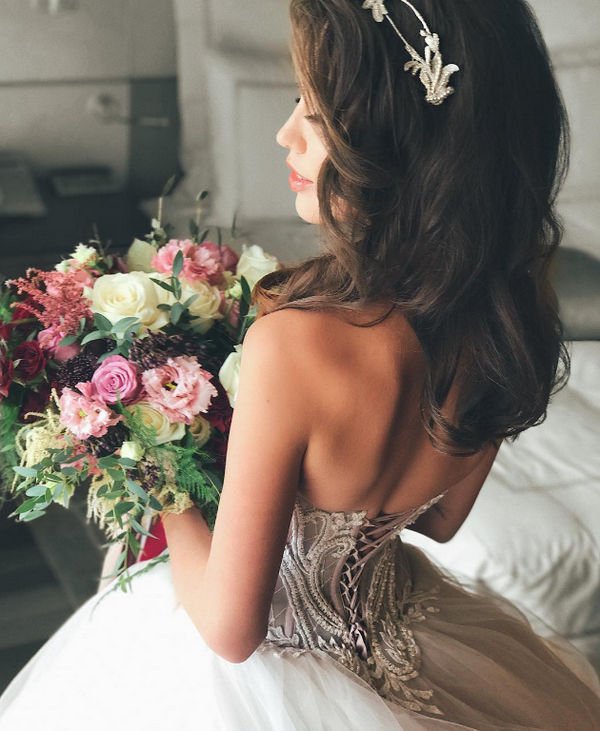 Анастасия Костенко показала фотографию в свадебном платье