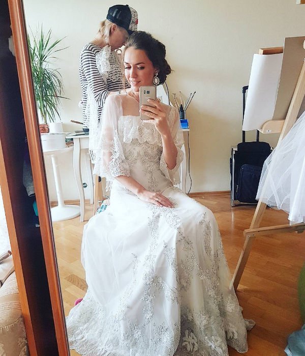 Мария Адоевцева поделилась фотографией в свадебном платье