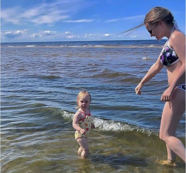 Юлия Проскурякова поделилась снимком с дочерью в бикини