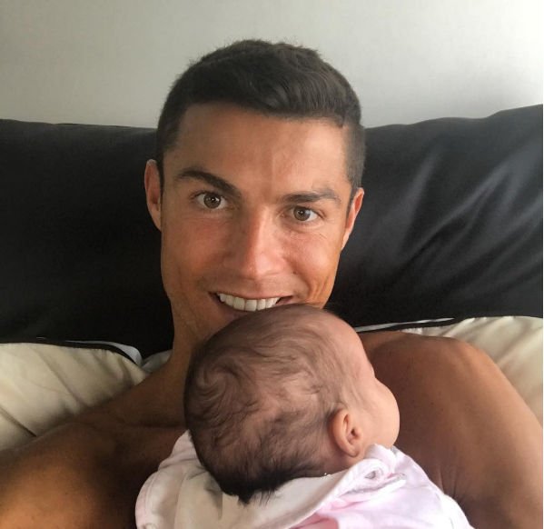 Криштиану Роналду опубликовал фото с двухмесячным сыном